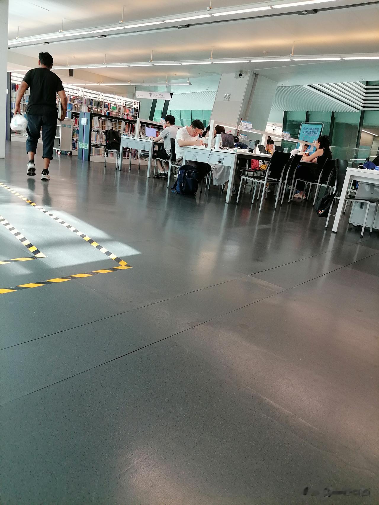 失业的日子真不好过，我最近就一直泡在广州图书馆。馆里空调开得足，特别凉快，在外面