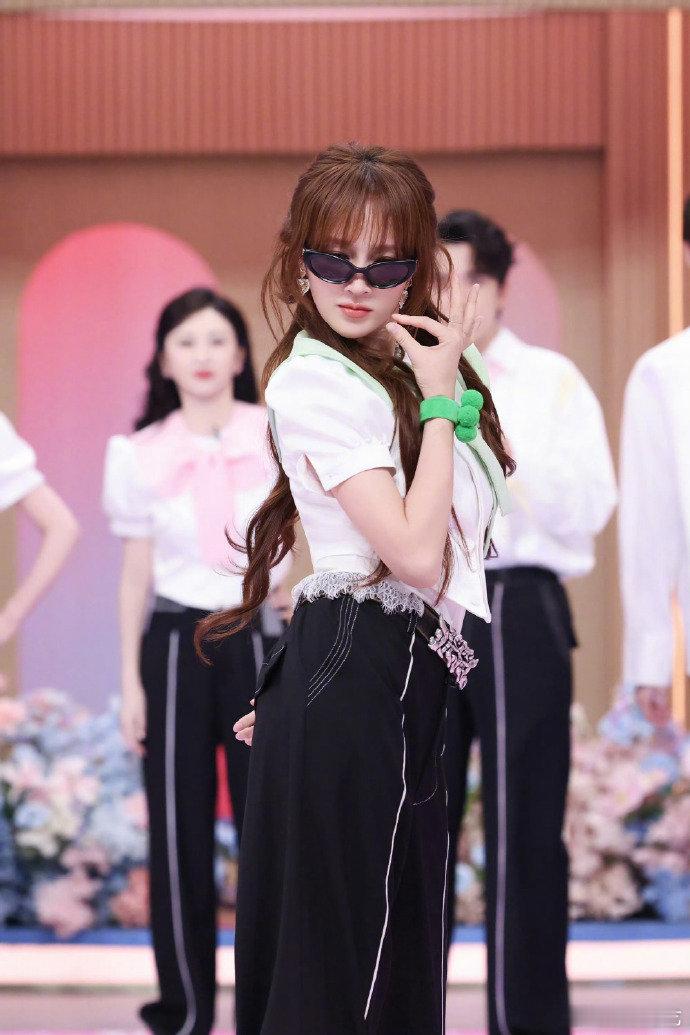 杨迪为孟佳发声 明明是品牌方邀请，却把人晾在后台忽视，孟佳温柔体面，杨迪霸气撑腰