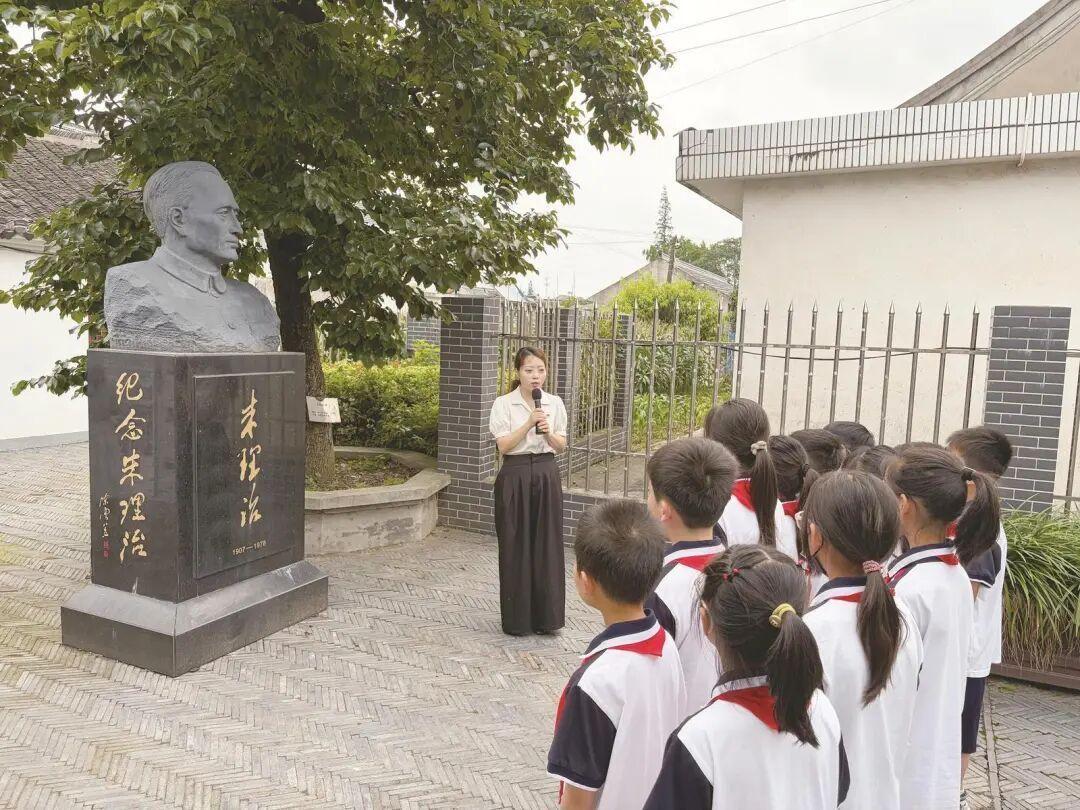 朱理治故居坐落于通州区二甲镇余西社区，由南向和东向两排老屋围合出一方静谧院落。院