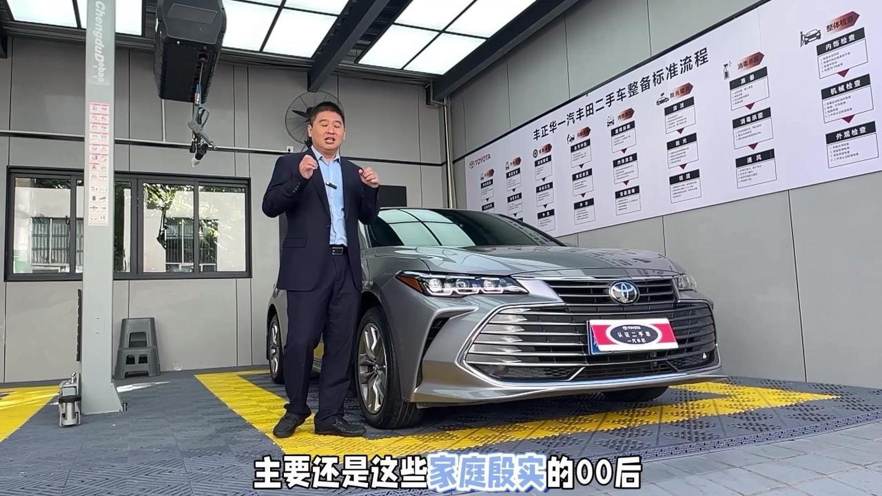 为什么00后都爱丰田亚洲龙？00后选车越来越务实，这款车在我们店00后车主中占比