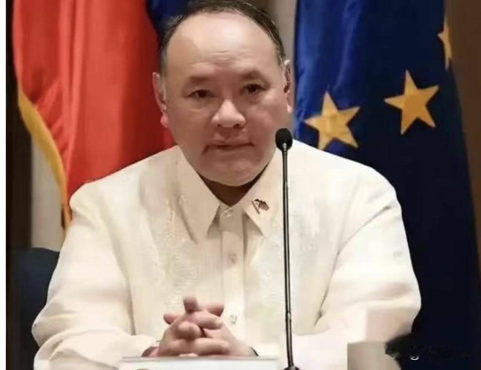 菲律宾防长特奥多罗被中方制裁了，他不服气，反手把驻华武官召了回去。
七月七日，马
