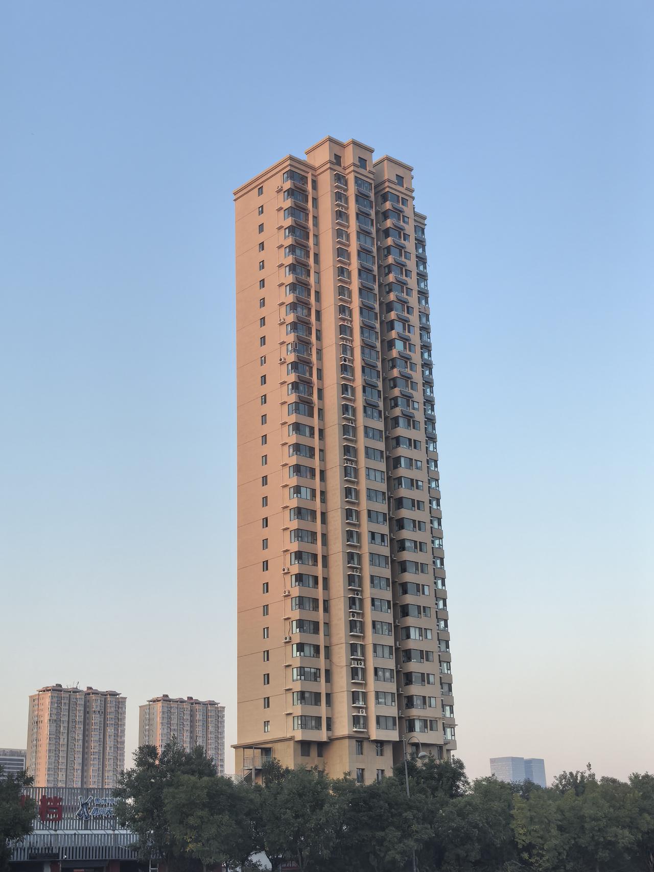 午后路过太原市万柏林区和平南路与南内环西街的交叉口，抬眼便望见一栋高层住宅楼直直