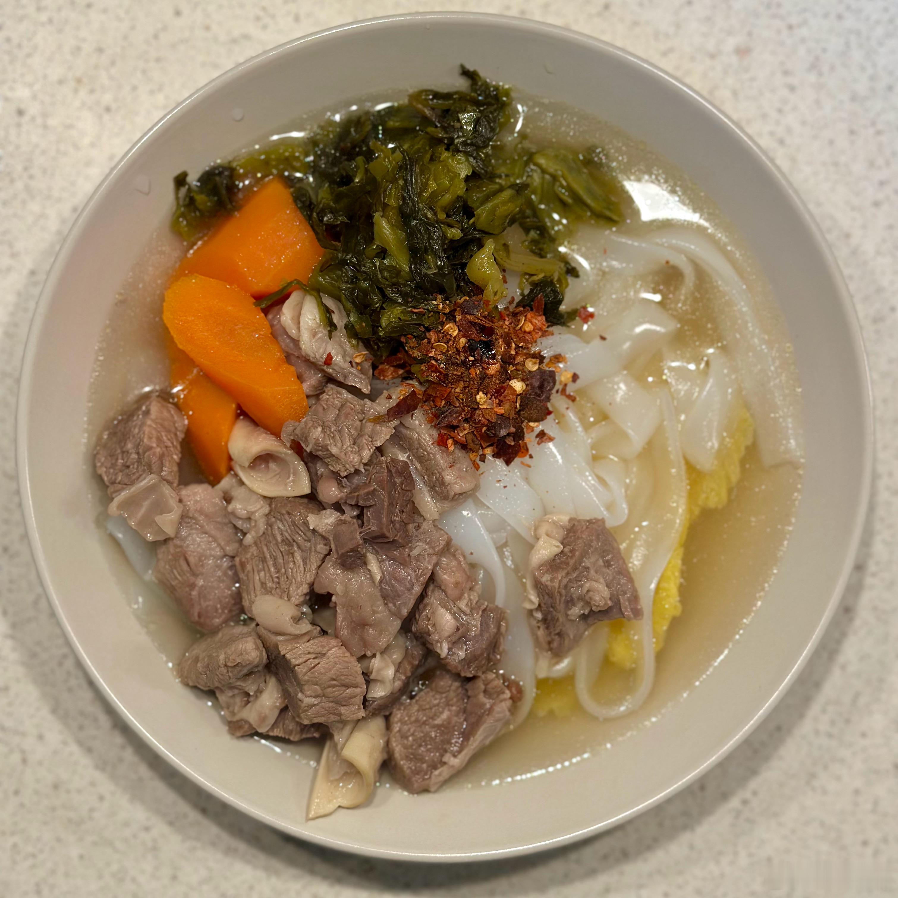 看了场憋屈的球，化悲愤为食欲吧，回家煮碗汤河粉吃吃。好吃。[哈哈] ​​​