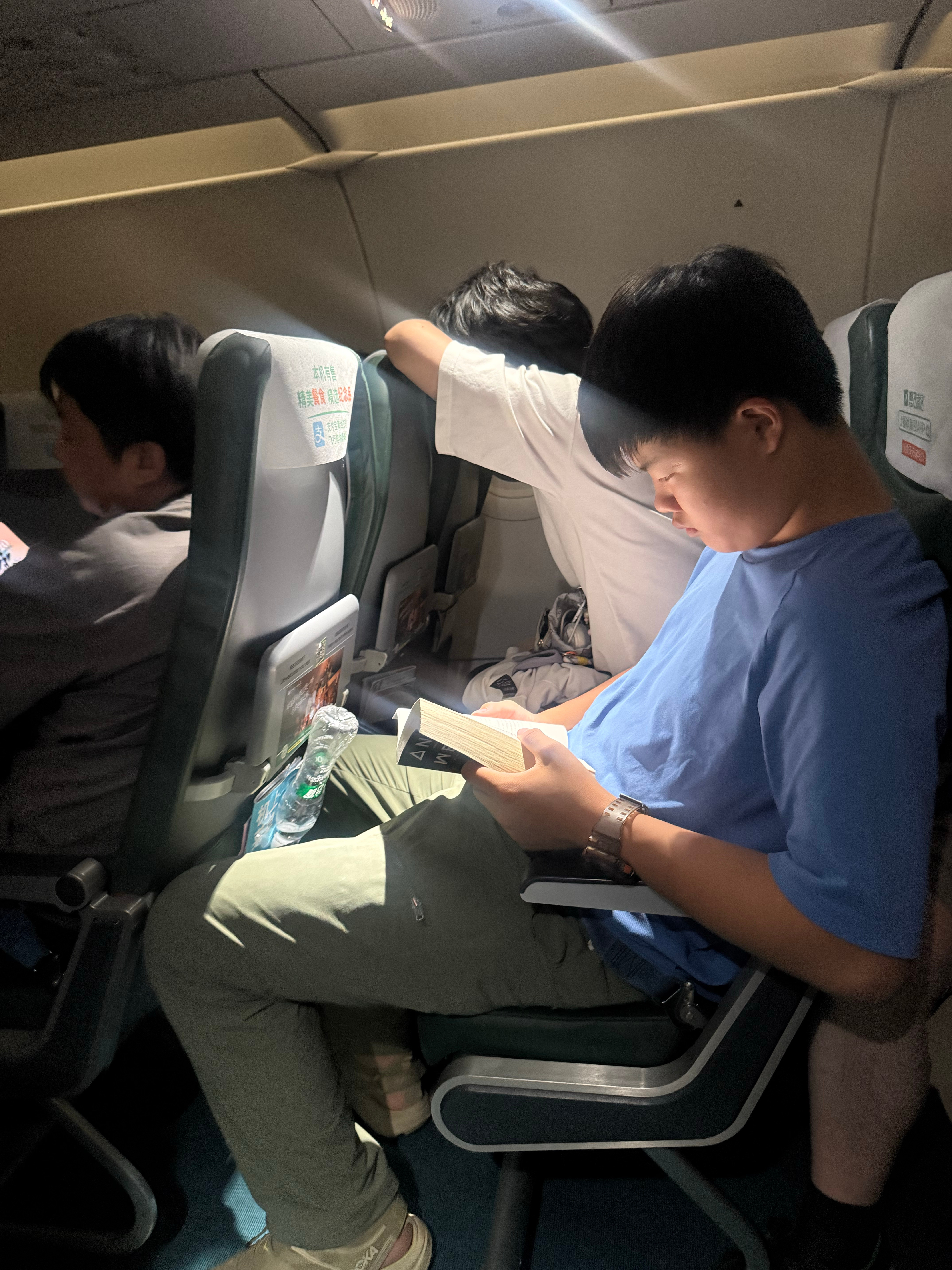 艾文飞机上竟然全程看书没睡着果然书籍是人类进步的阶梯看着书，气质都不一样了 