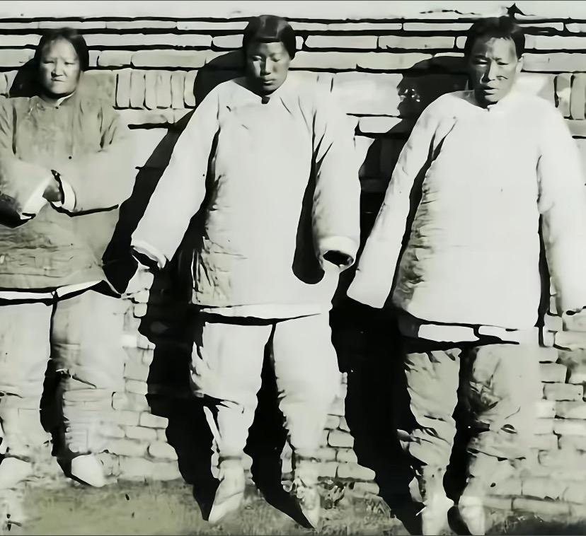 九几年的时候，我们村有一个裹小脚的老太太。
我印象中，那个时候她也就60岁左右，