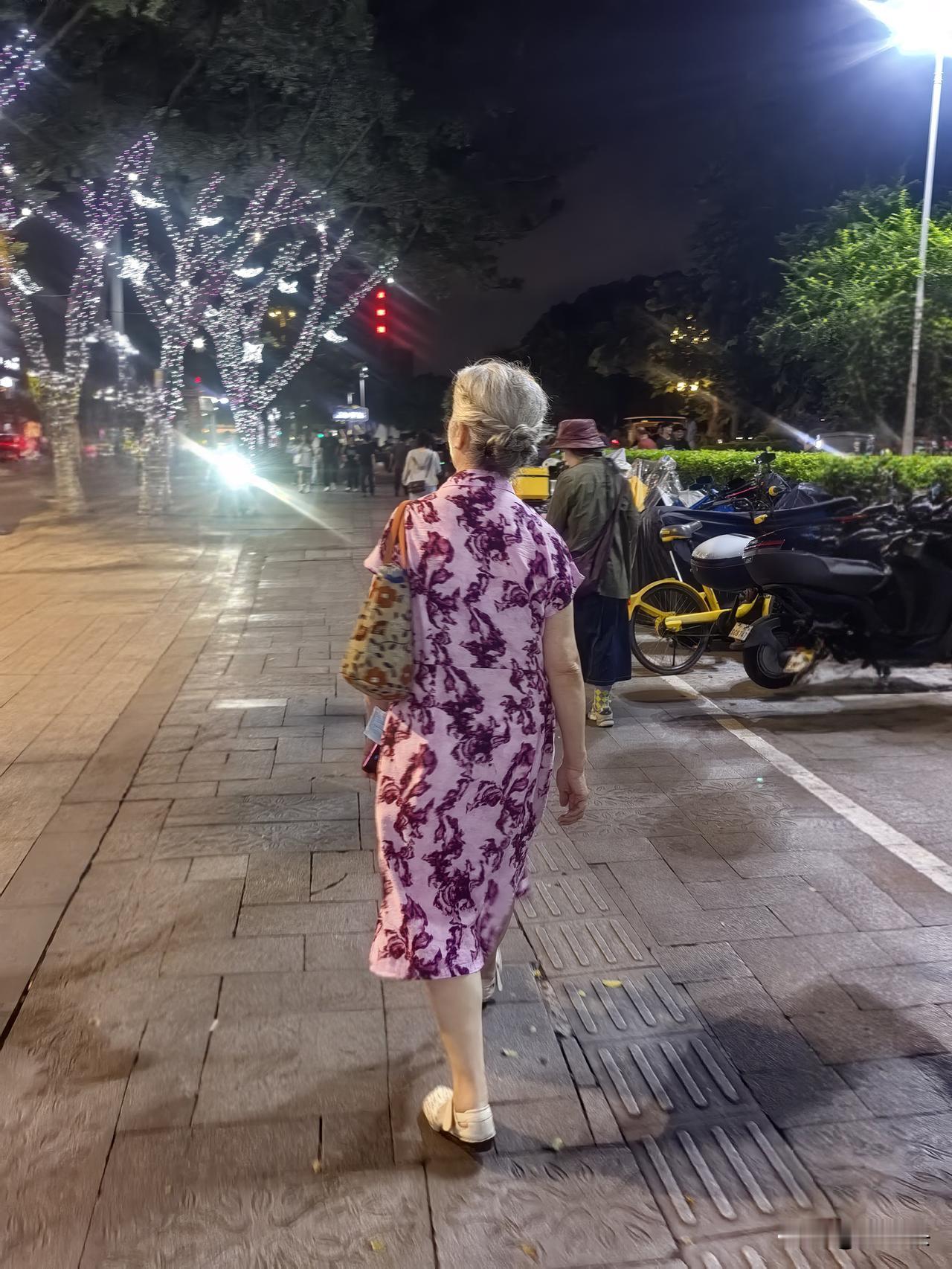 今天端午节，晚饭后，我一个人出门散步消食，顺道买点明天的早餐。

回来路上走到十