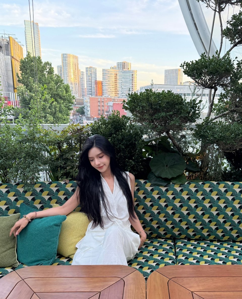 思慕社字母 我把你的名字写在河床上，水一涨，就流成了我余生的走向。你只是经过，却