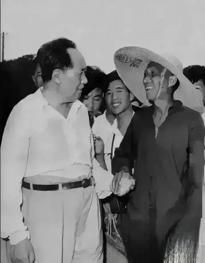 这位农民老人家带着草帽，
突然见到日夜思念的亲人毛主席！