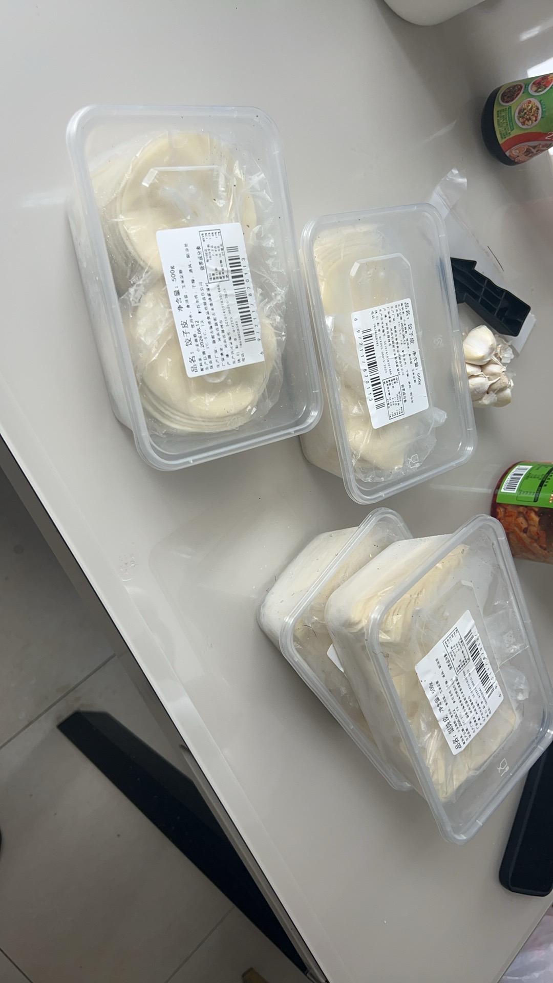 让弟弟在我家住了几天，他说想吃饺子，我学着妈妈的样子，给他包了很多，他说很好吃。