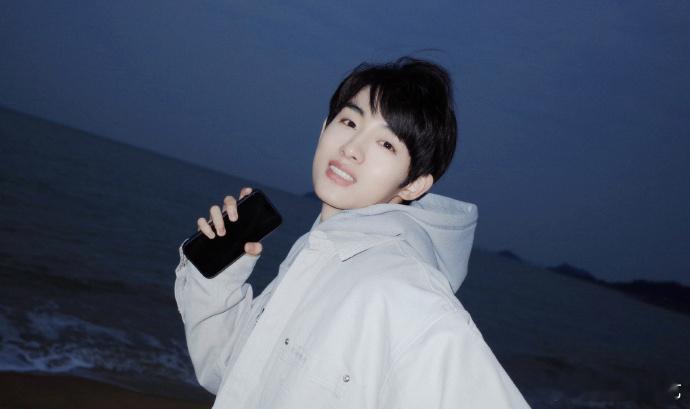 董思成海边明媚少年董思成蓝调时刻带来了一种独一无二的氛围感了呀，真的是我们海边明