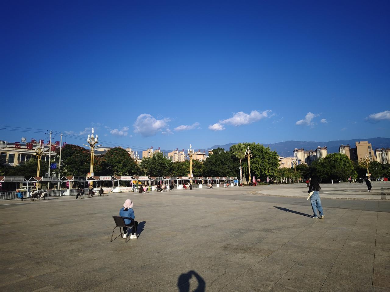 我在元谋晒暖儿
你知道的，元谋体育馆旁边是元谋博物馆，在它们的门前是元谋县城最大