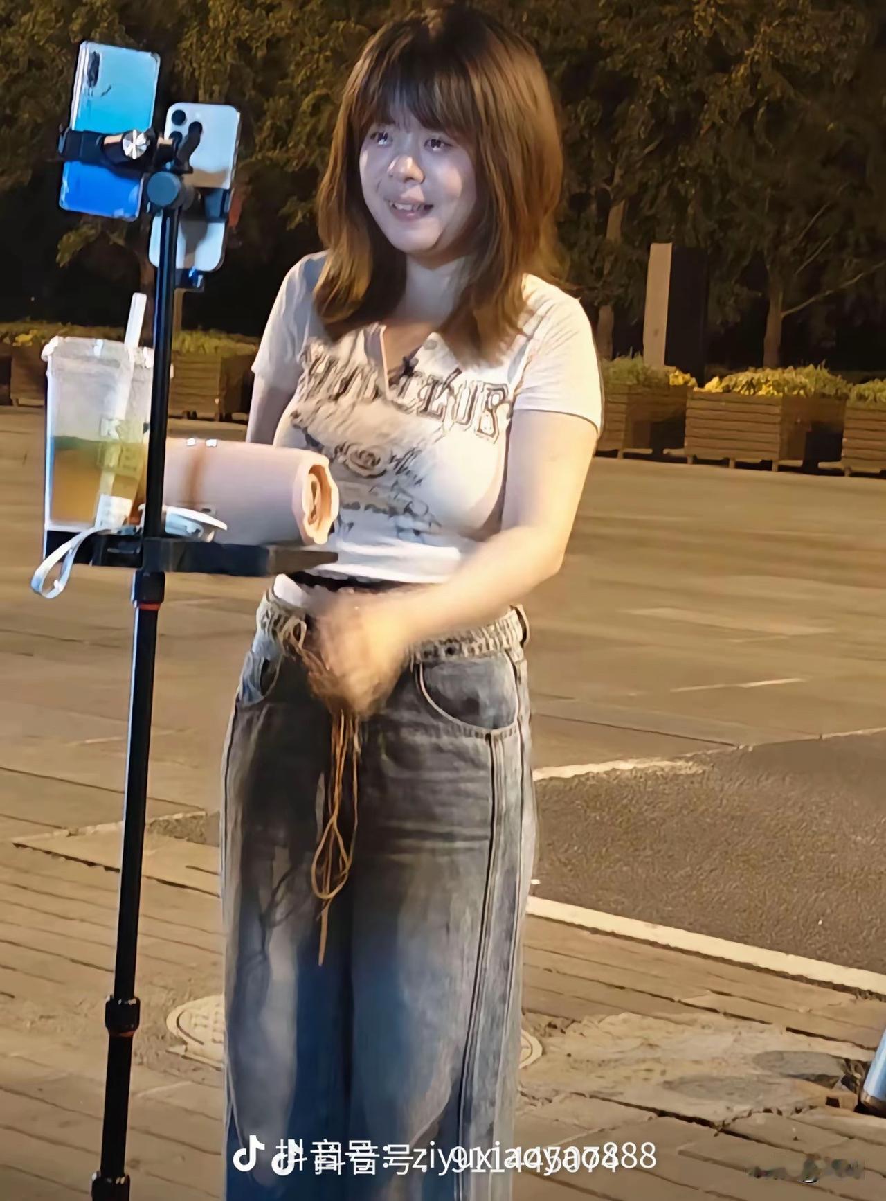 某大网红在和小仙女打pk时，小仙女说你的颜值配不上。结果遭到现场打脸。
现在很多