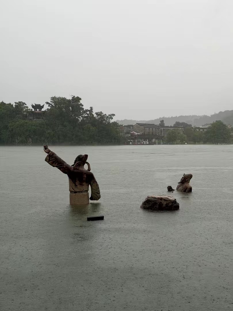 “桃花潭水深千尺，不及汪伦送我情”受台风巴威及上游水坝防水影响李白与汪伦的雕像被