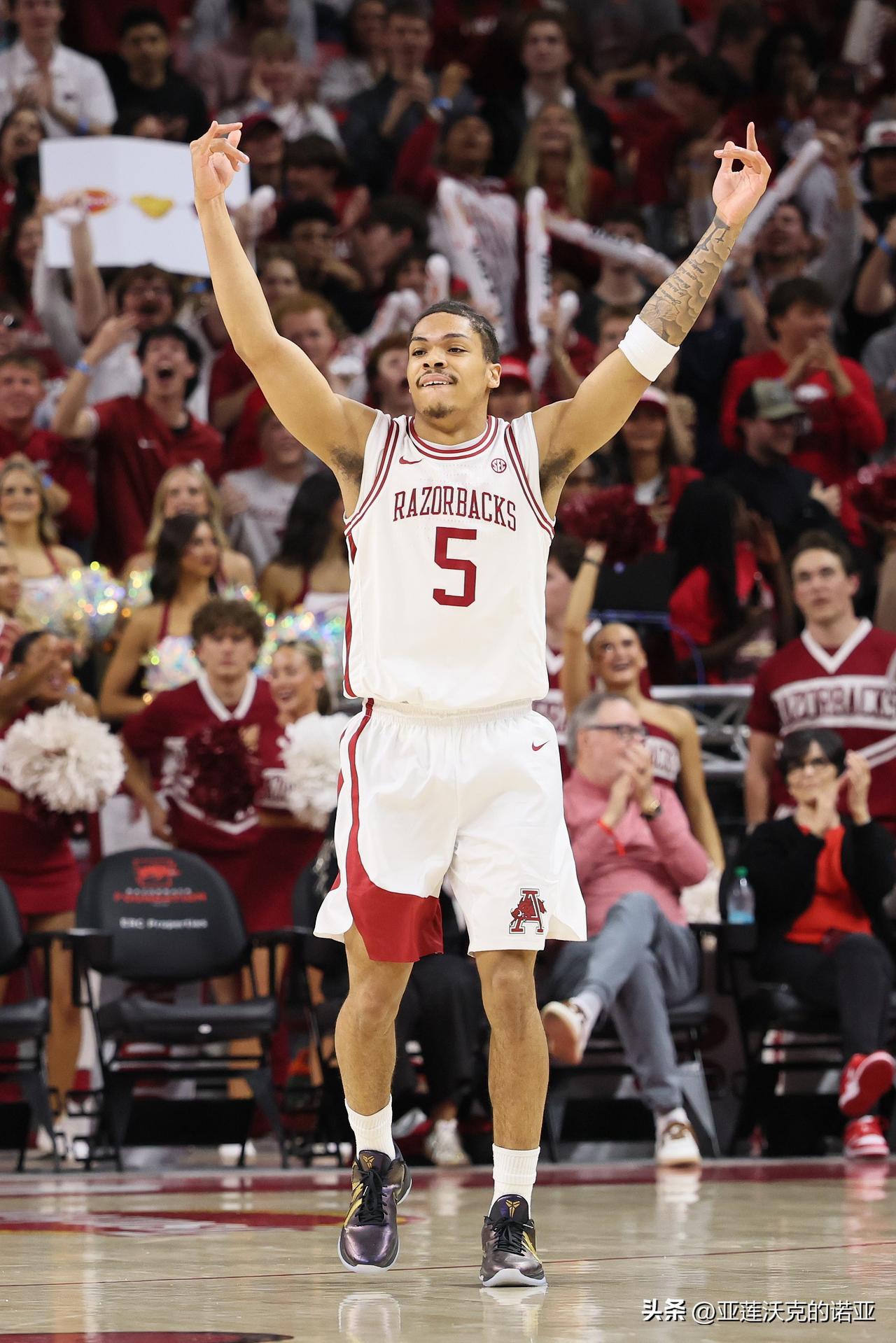 阿肯色后卫Darius Acuff本赛季场均得到22.7分6.4助攻，三分命中率