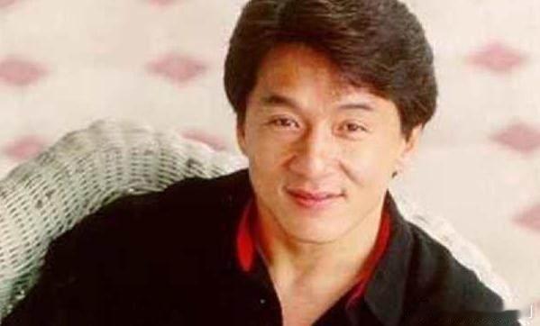 世界上再难有第二个成龙他把欢乐与正义写进电影，把善意与担当留在生活，成龙的人格魅