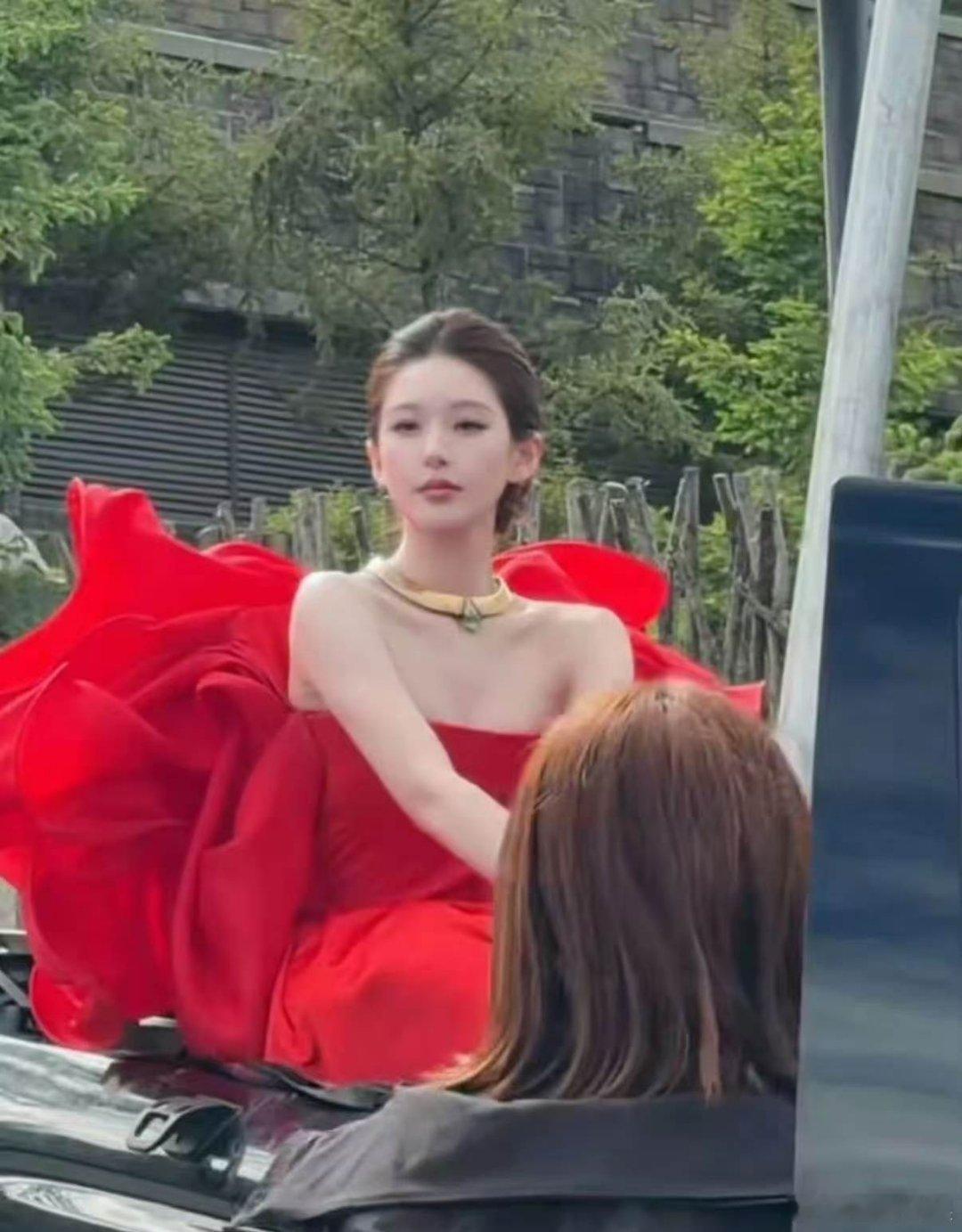 赵露思盛开的红玫瑰赵露思vogue盛典第二套赵露思第二套造型就是盛开的红玫瑰呀，