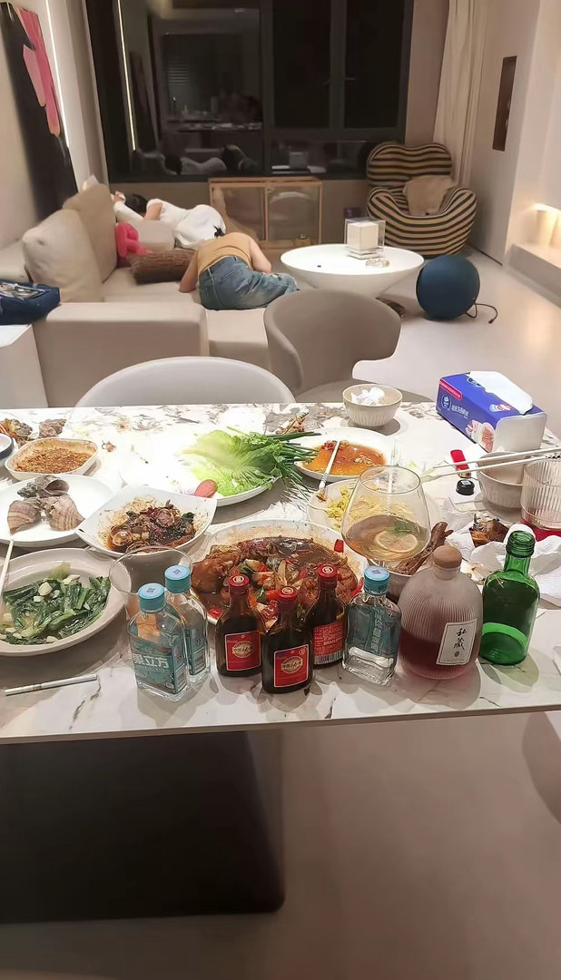老婆和闺蜜都喝倒了，桌子谁收拾？ 