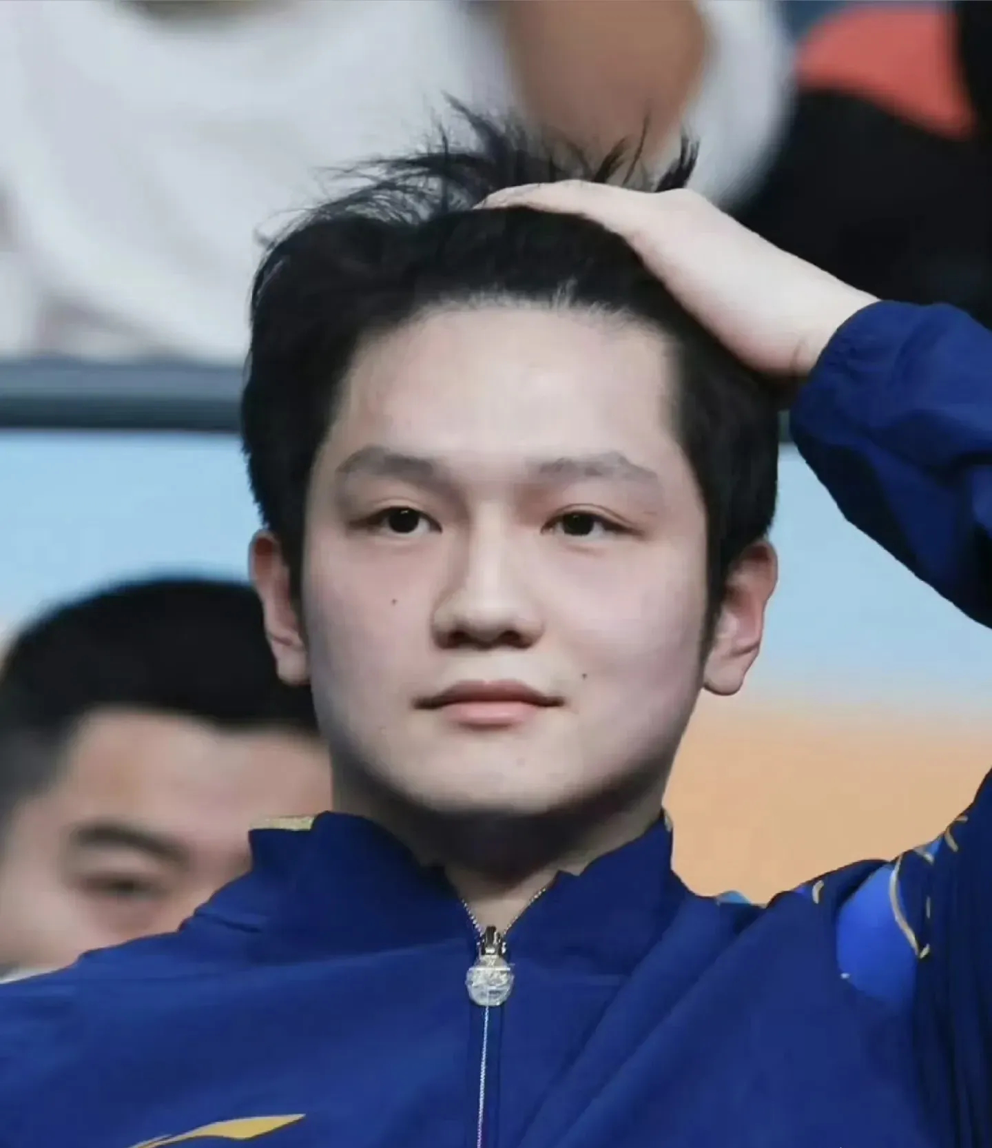 樊振东面临巨大压力，身心尚未调整。团队沟通需反复，个人难以承受过多责任。处境艰难