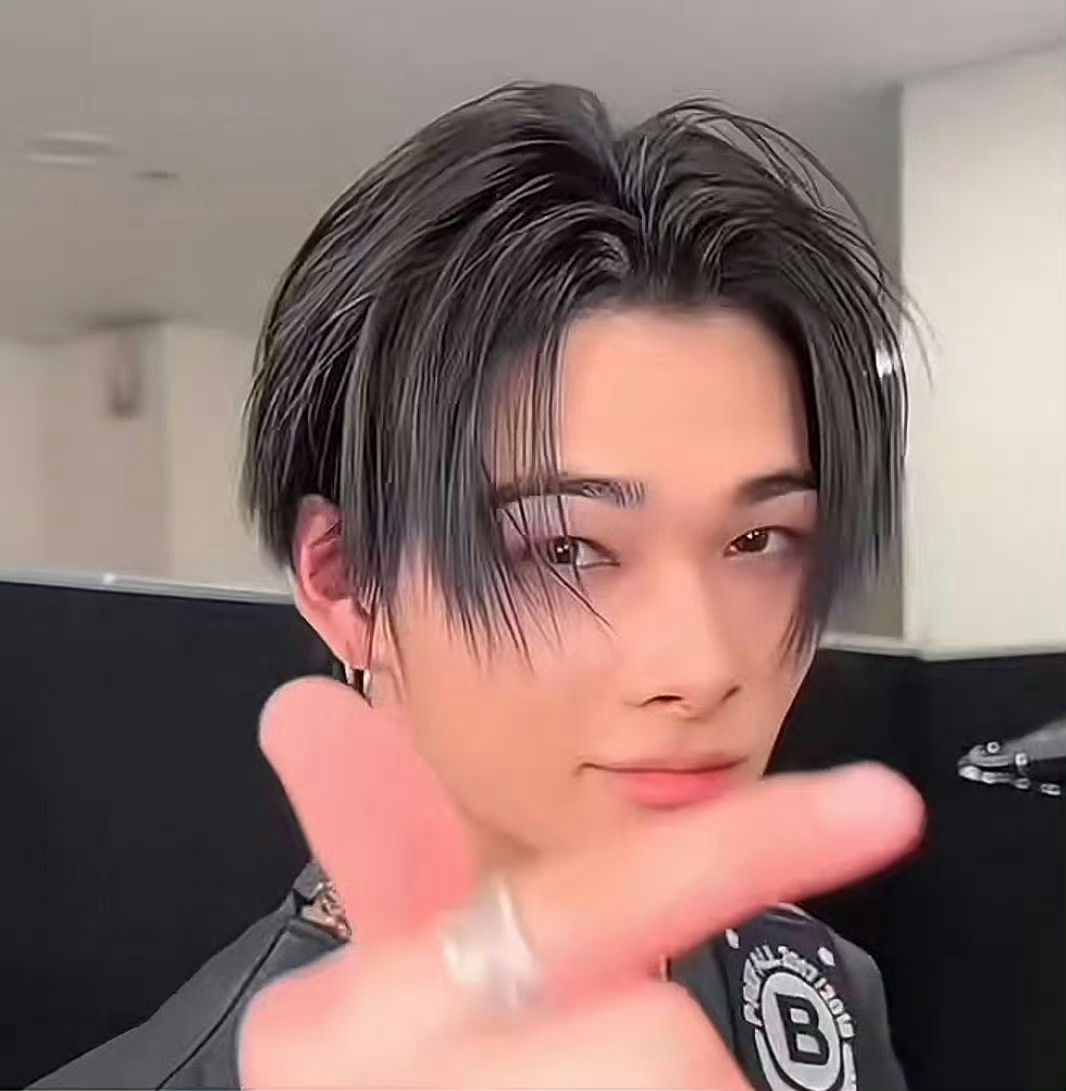 盘点那些忙内大叔比心 