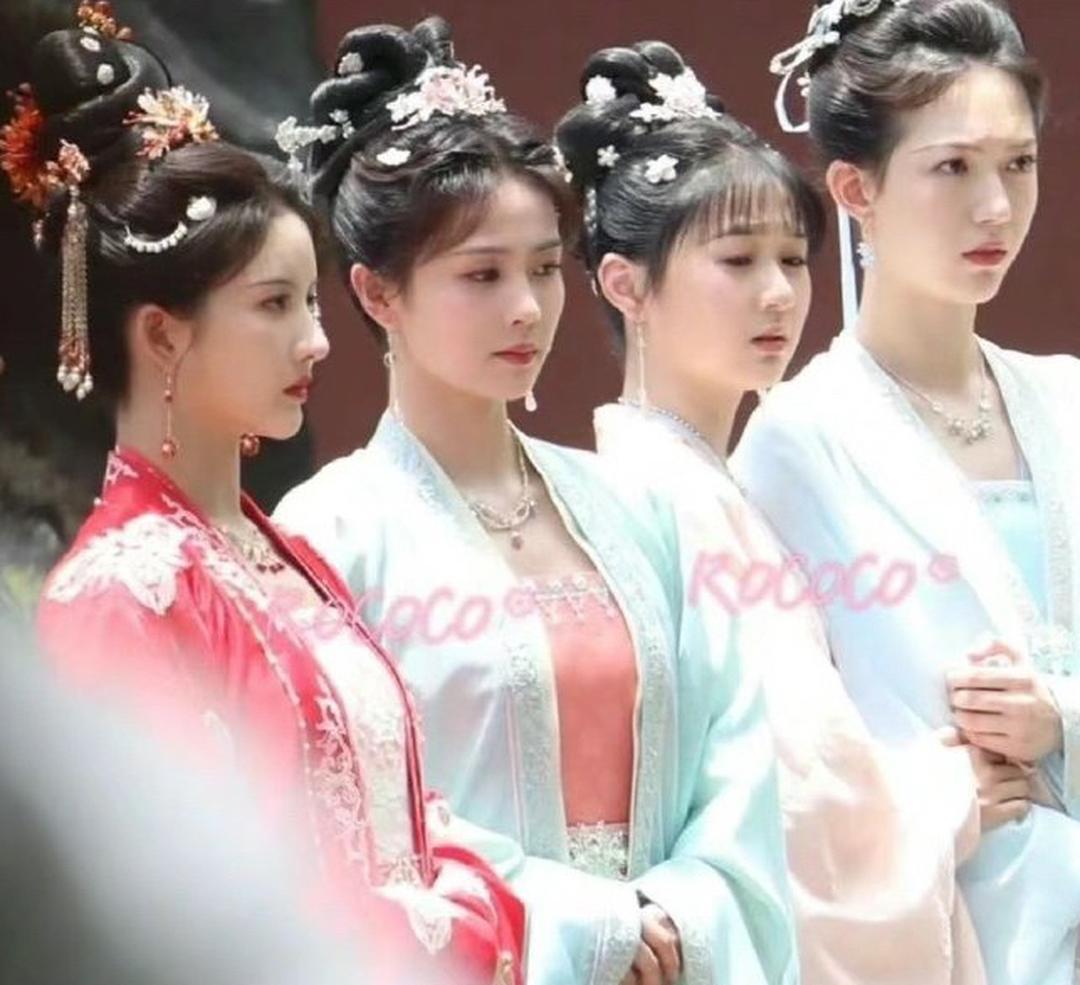 有的女主，看不出来是女主，看着想配角，配角也不让让，吧主角秒成渣了 ​​​
