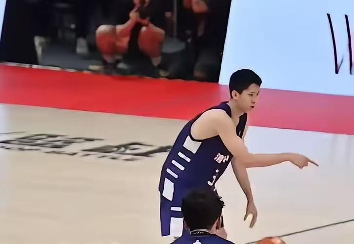 别吹了，20投5中，三分球11中1，拿了14分。清华附中国青选手张宇辰并没有我们
