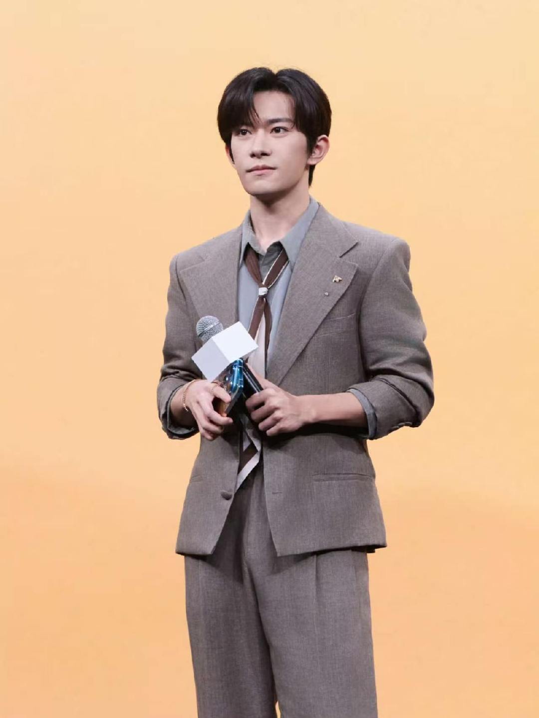 易烊千玺纯粹本心易烊千玺保持好奇锐意向前 易烊千玺保持好奇，锐意向前。与更多的同