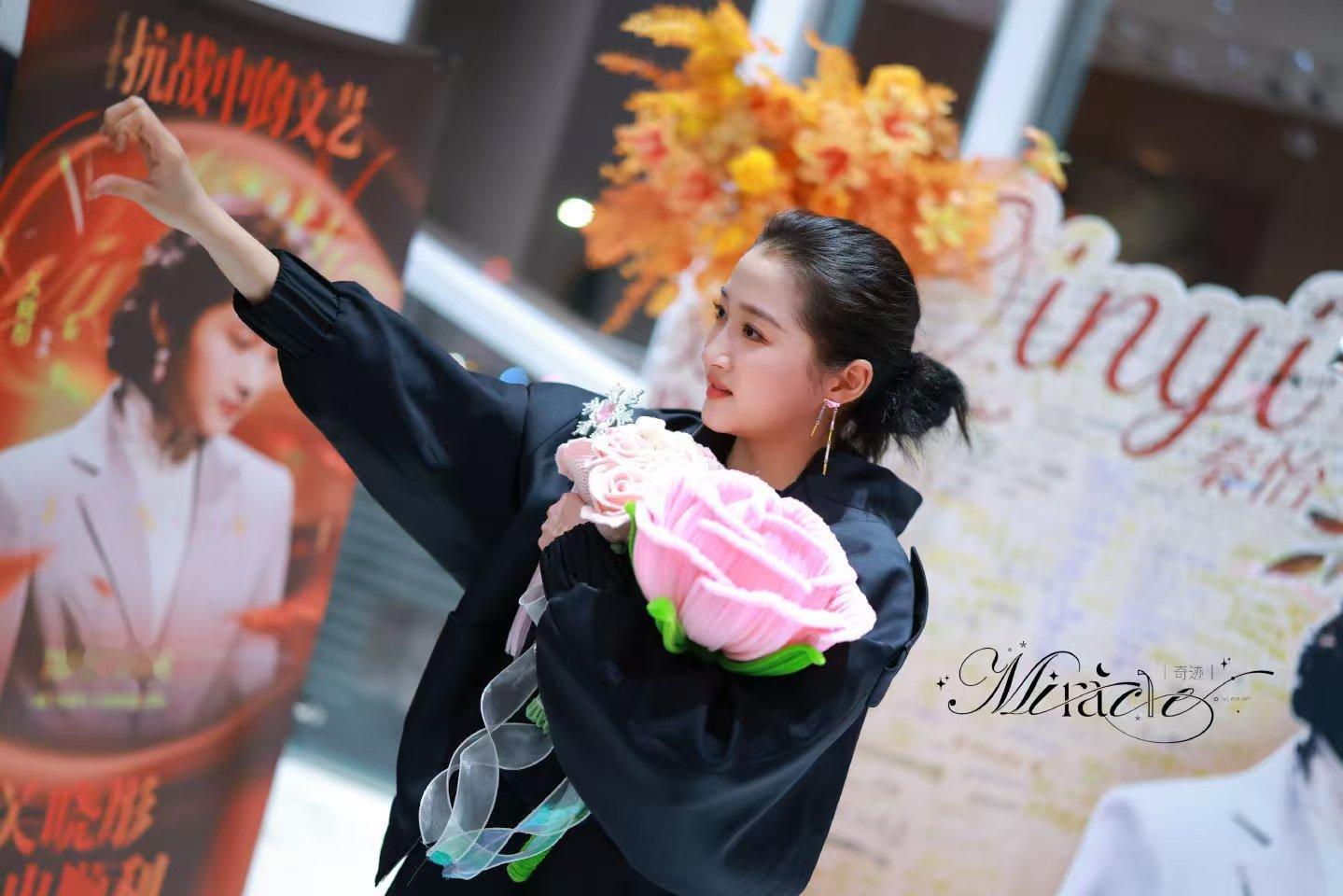 啊啊啊啊我哭了好吧后面的合照拍到咱俩的易拉宝了！