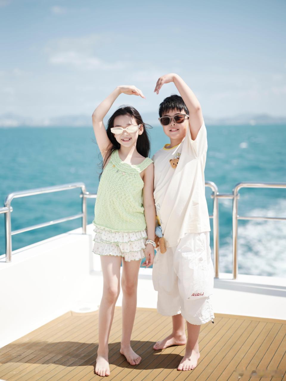 小酒窝朵朵出海合照小酒窝朵朵一起出海 小酒窝朵朵出海合照，等你俩长大 