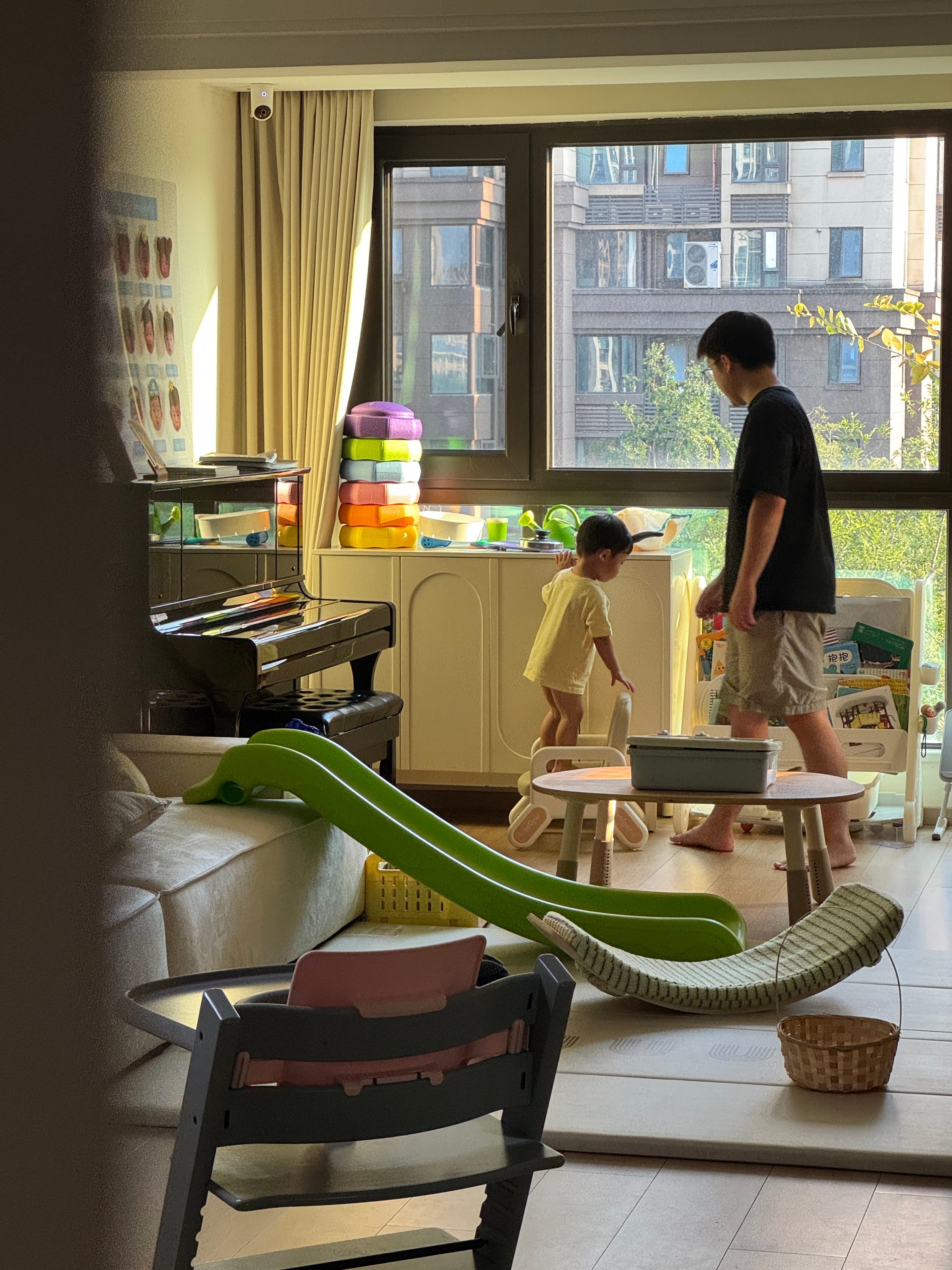 又出发游学啦，一直在成长的路上。昨晚吃了个撇脱鲜烫小馆，其实就是冒菜，食材挺新鲜