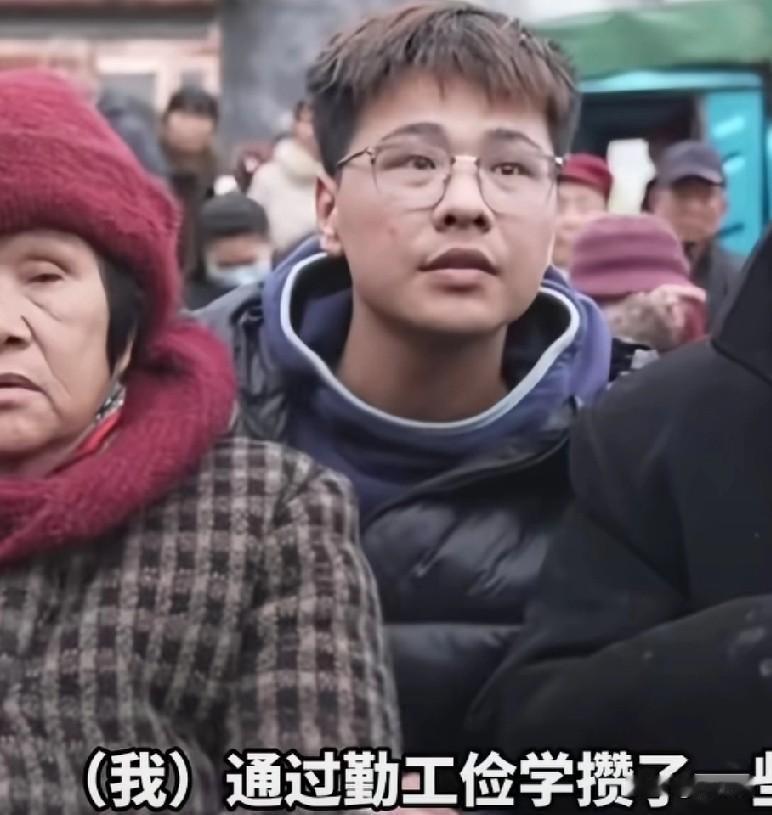 2月24日，河南驻马店一名大二学生拿出勤工俭学攒下的4万元钱，请剧团在村里连唱了