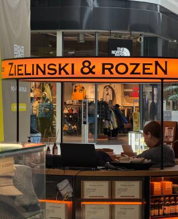 第一眼以为是泽连斯基和Roshen联名（不是）