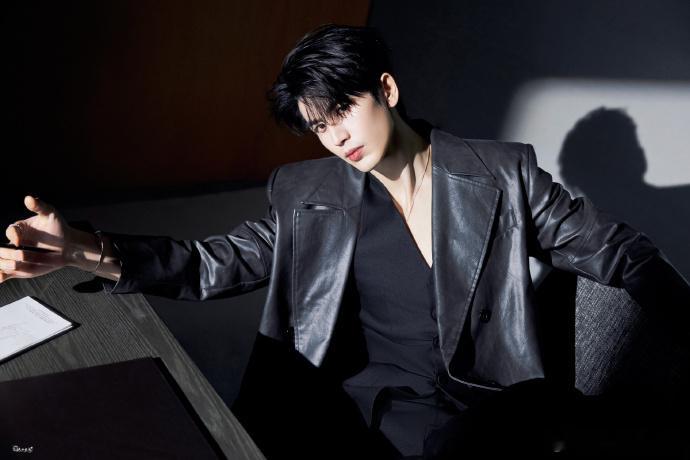 张凌赫 daddy级别 谁能拒绝张凌赫的daddy级别魅力啊！他每个动作都透着成