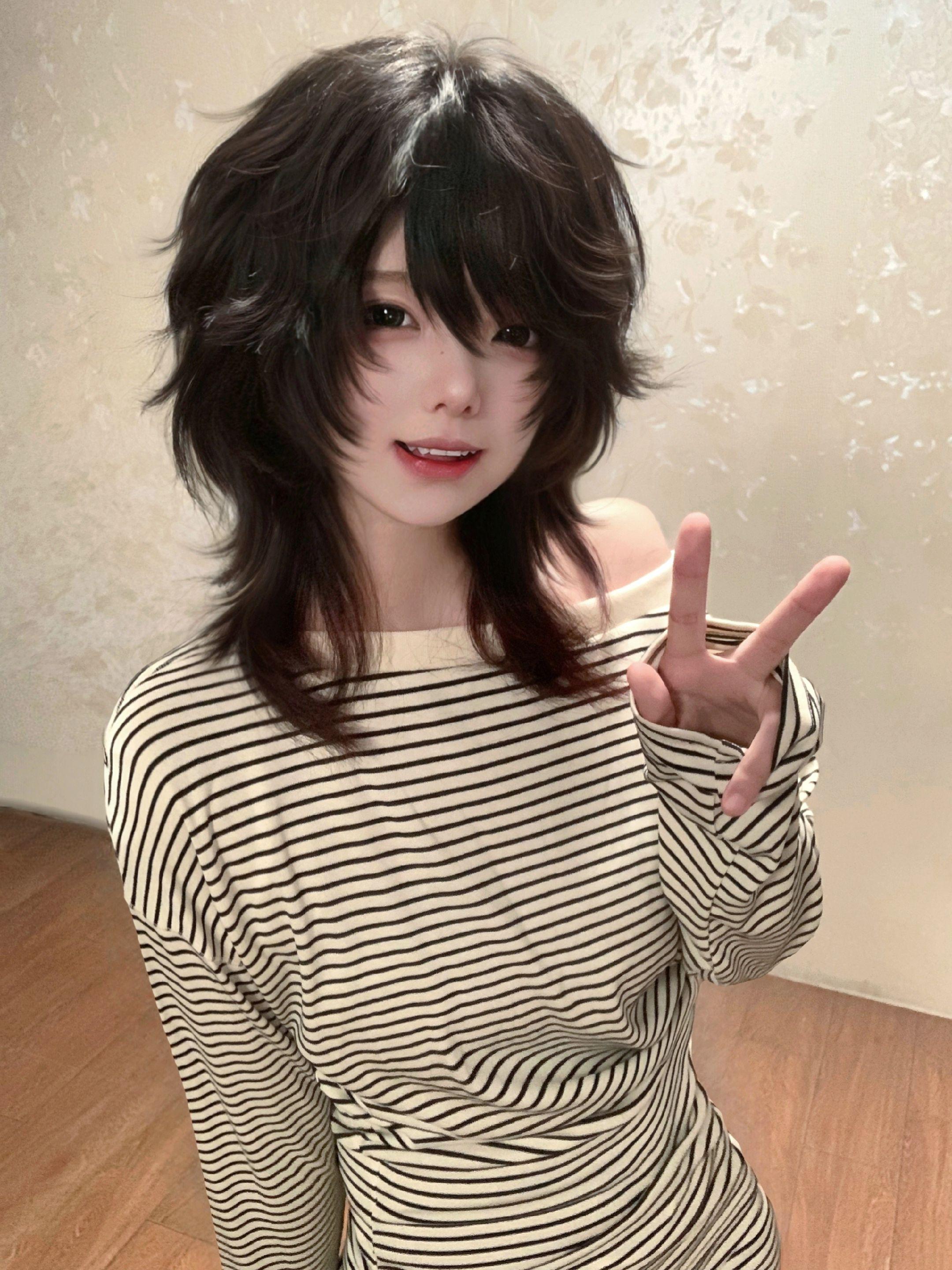 你有什么不满意就跟姐姐讲，姐姐全都帮你解决，但你不要做这种可爱的动作...