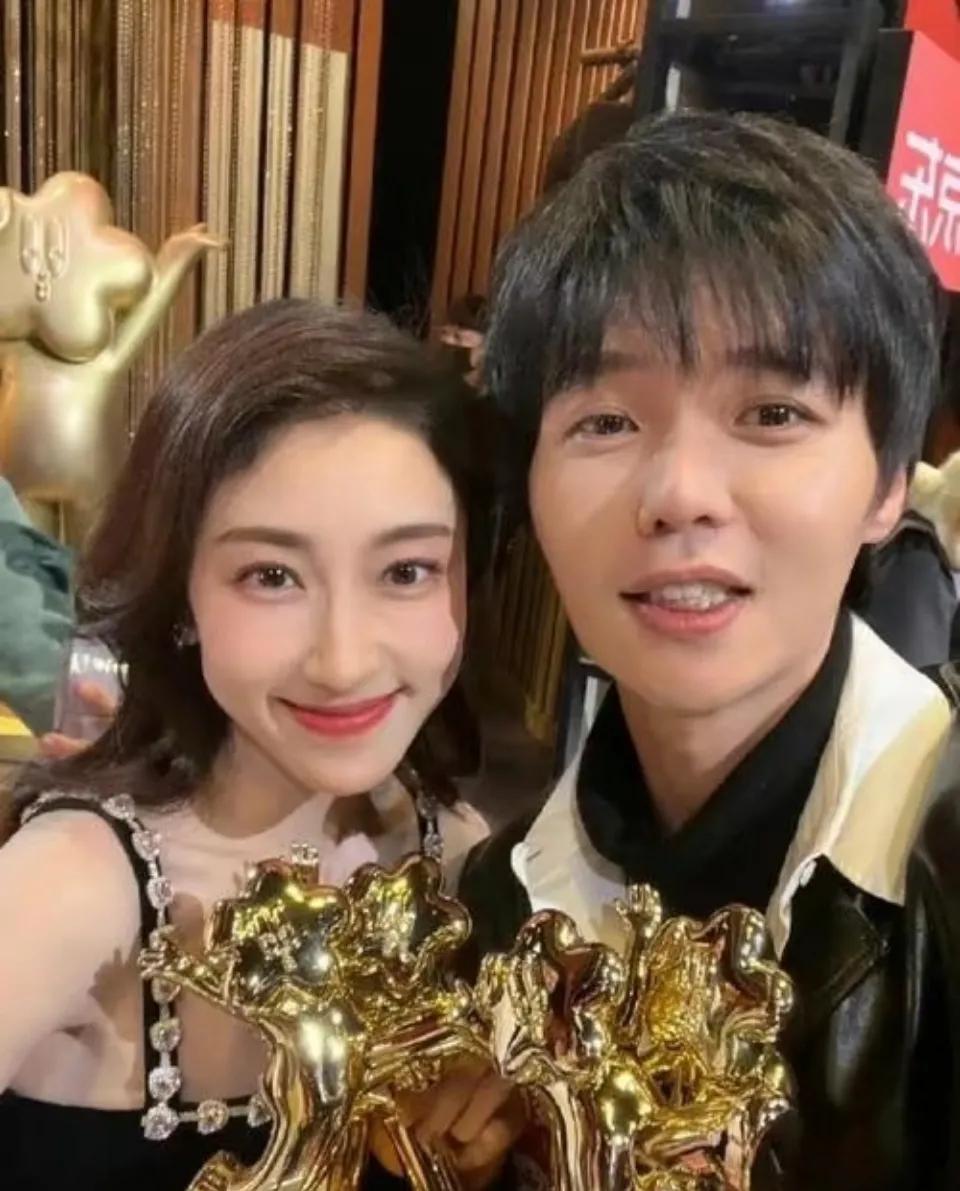 原来“小婉管乐”组合里的张小婉，和左凌峰还在一起！

狗仔拍到张小婉和左凌峰深夜
