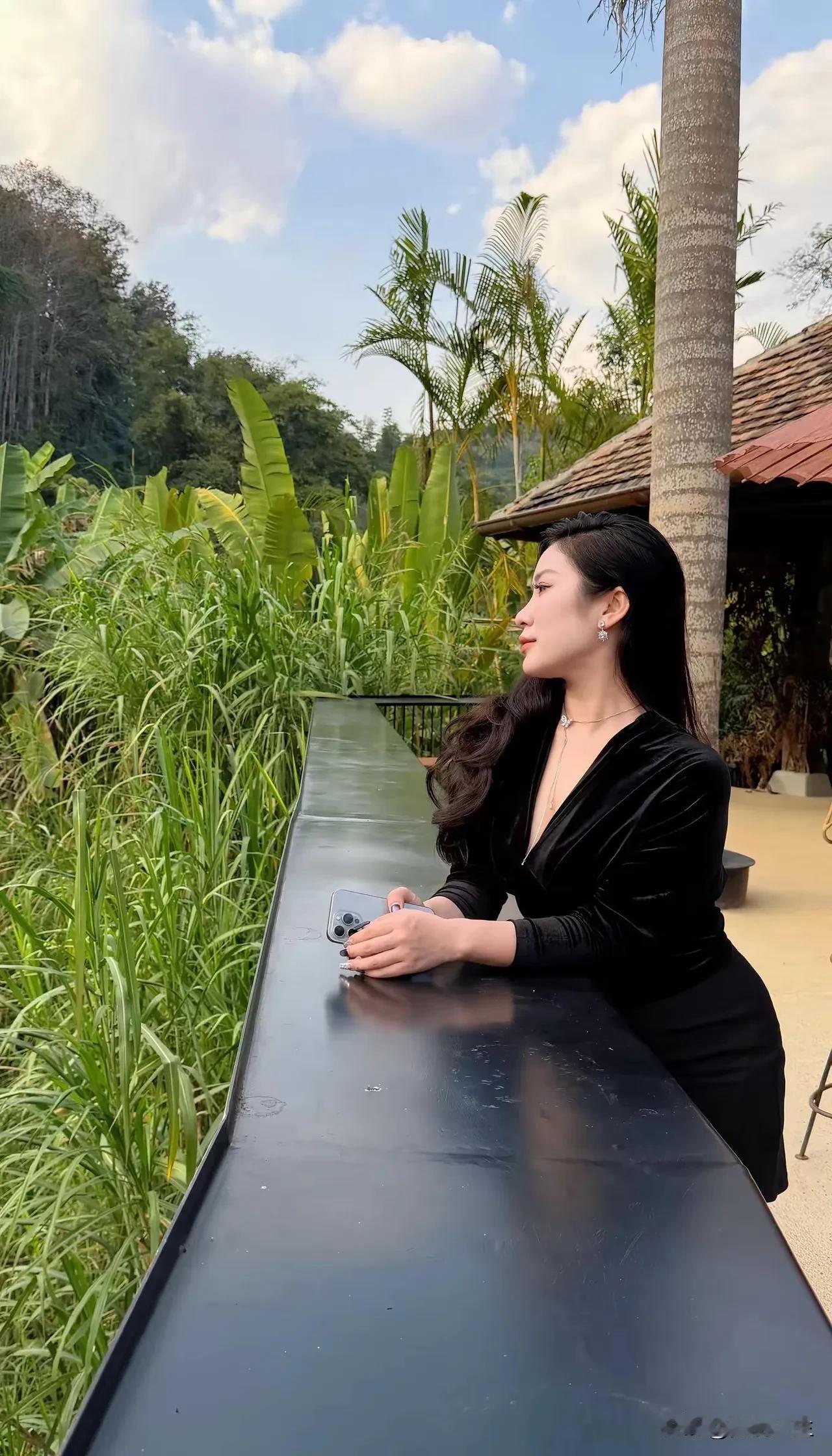 生活没有十全十美，
花开成景，花落为诗，
换个角度就会有不同的领悟，
入眼是风景