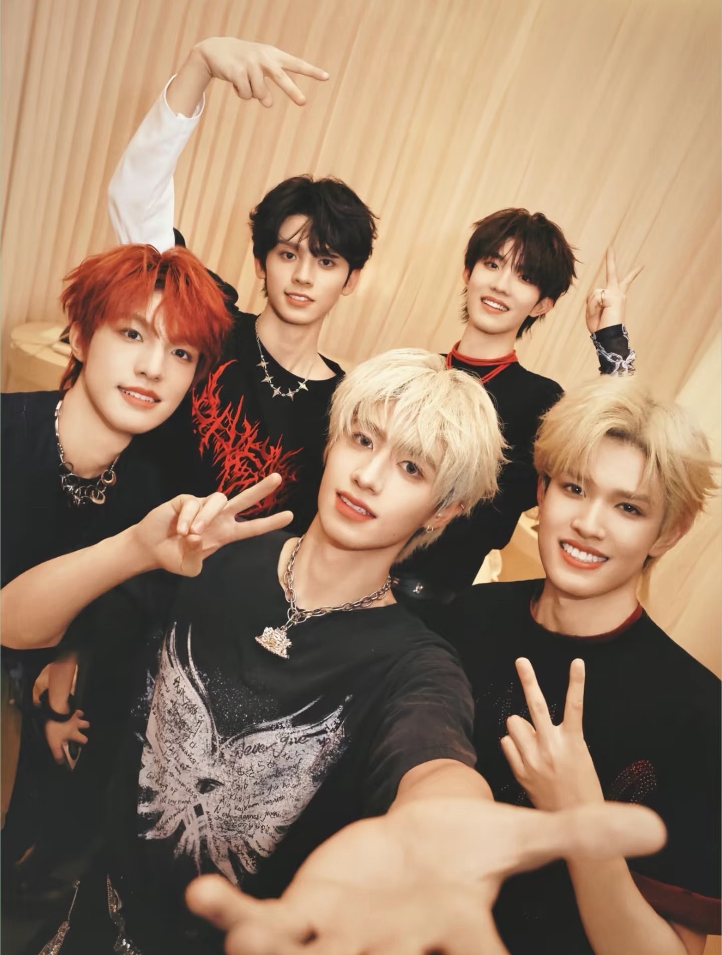 时代峰峻把world打成wordTF家族练习生《荣耀之战》纪录片中把英文单词wo