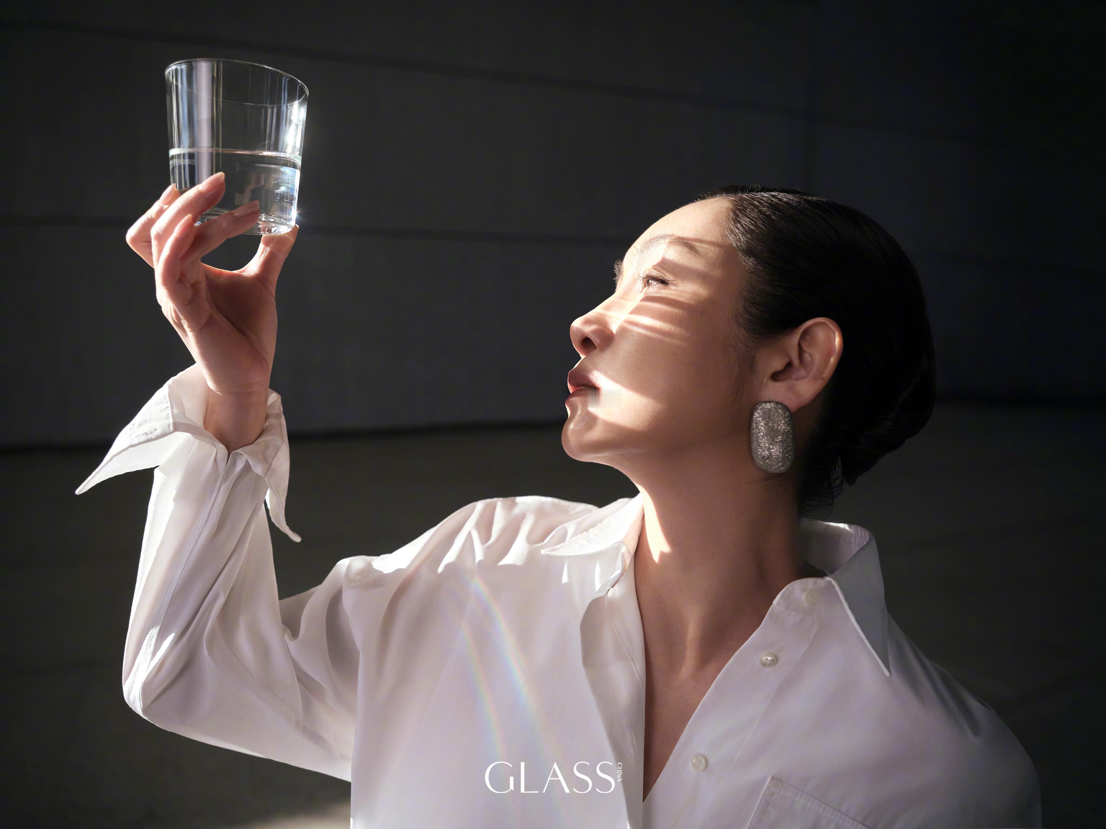 赏图bot秦海璐，《GLASS》开年刊，摄影师：李茶 