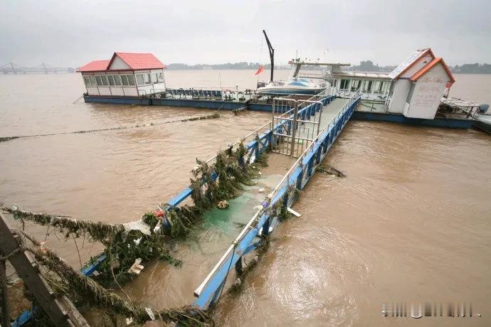 连续下了一个星期的雨今天终于歇一歇了。鸭绿江水已经开始浑浊了。对岸朝鲜的威化岛建