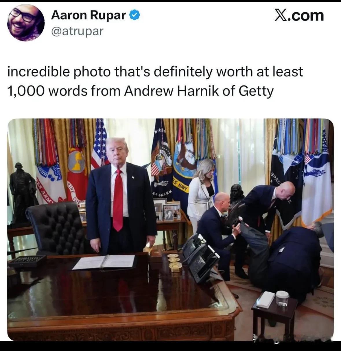 就在他旁边，一个人突然倒在地上，那人可能快要死了，而美国总统特朗普却纹丝不动，一