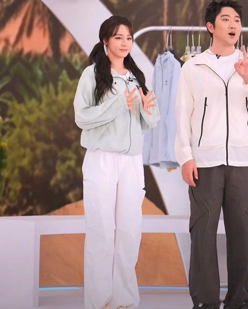 迪丽热巴的团队在干什么？今天的直播造型和状态也太灾难了吧？ 