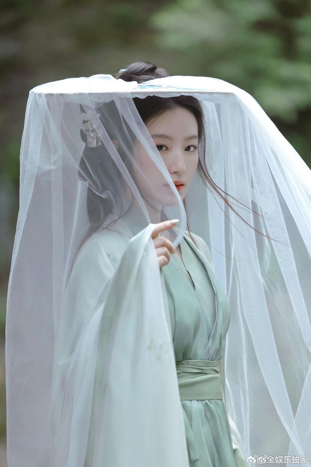 叶舒华汉服照叶舒华汉服清冷感 救命！叶舒华汉服照的清冷感好戳人！传统汉服在她身上