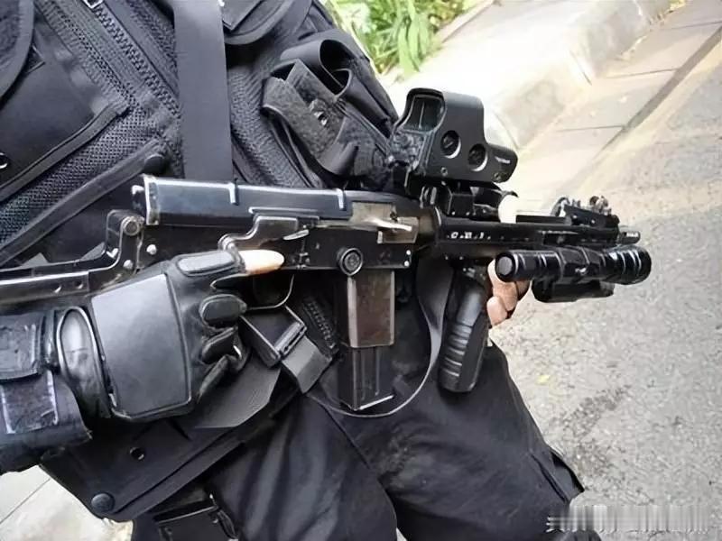J59冲锋枪可是中国轻武器发展史上的特殊存在。它源自苏系设计，有苏联PPSh -