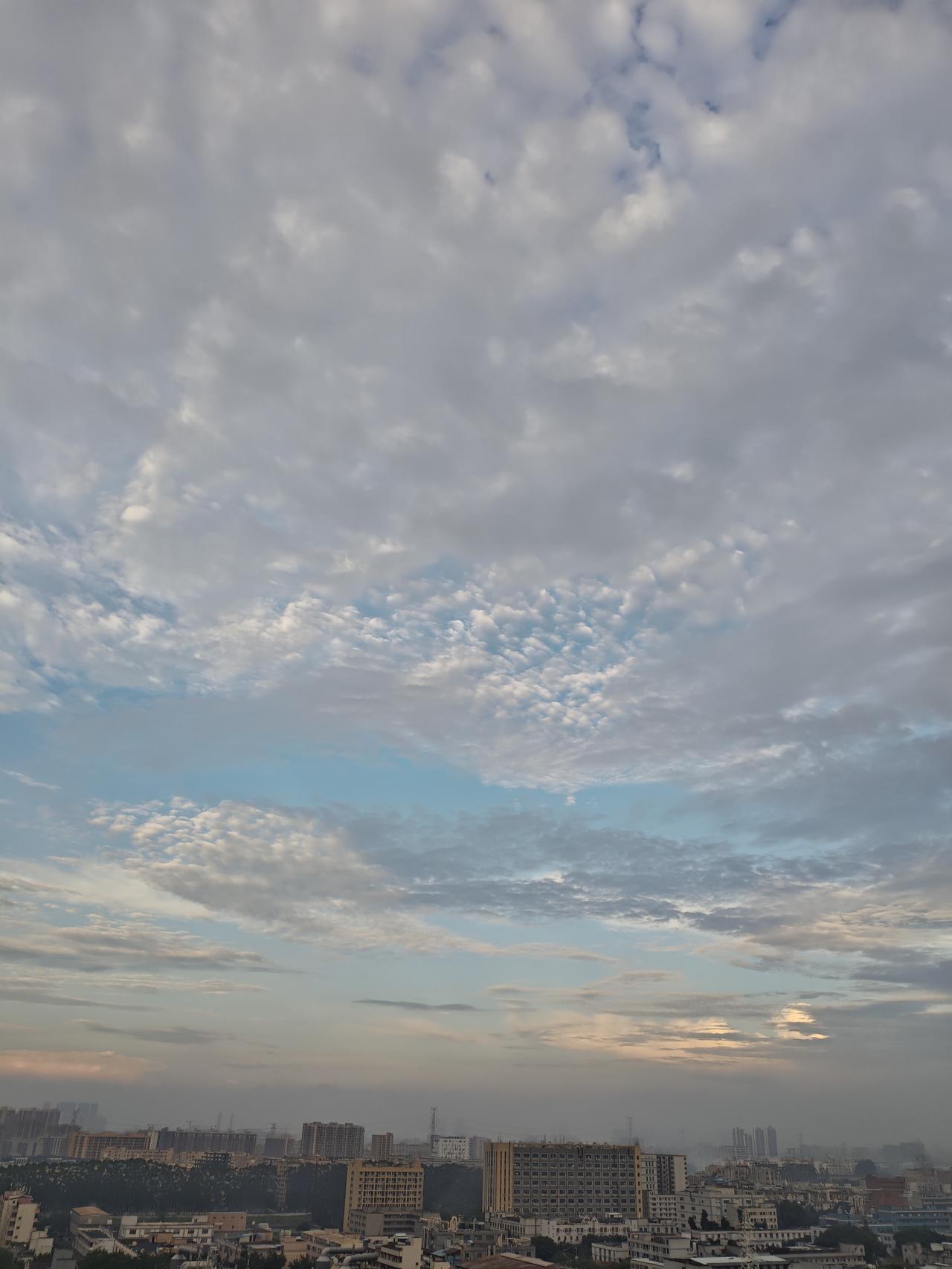 晒晒深圳的天空深圳今天不下雨了，刚拍到的天空是这样的，很有意境！