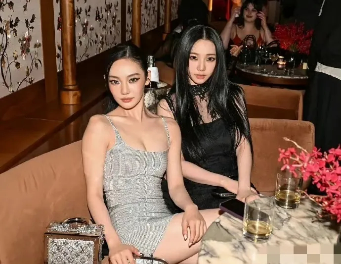 Lisa柳智敏宁艺卓iconMet Gala罕见同框Met Gala晚宴名场面来