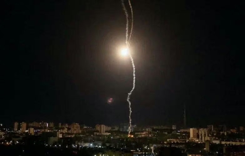 #俄乌局势新进展# 从基辅老乡的视角来看，俄罗斯的导弹几乎是顺着爱国者的尾焰轨迹