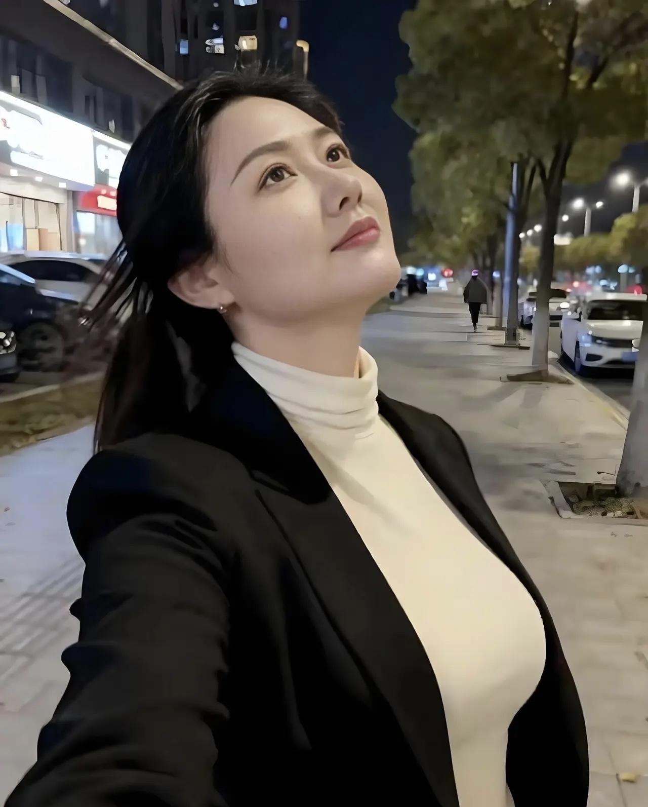 随律•梦中情人

文/熏墨
今宵对月诉缠绵，生世同心结善缘；
有幸红尘同枕梦，你