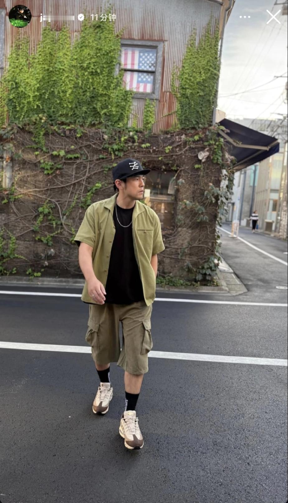 周杰伦日本随拍，
街溜子气质无敌了，
张张都像街拍大片，人帅就是没办法啊，尤其是