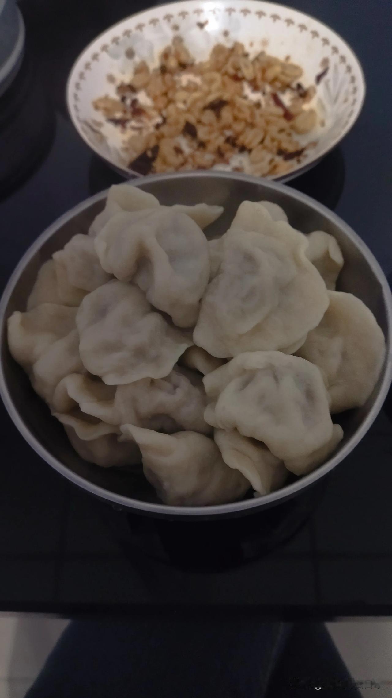 正月十六一大早吃饺子，你们那有这习俗么？这么一大碗，还是肉馅的，你的食欲允许你吃