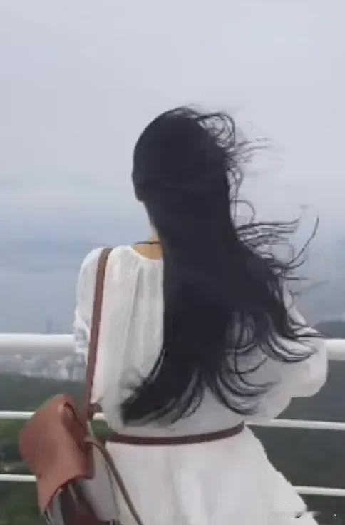 昨晚做梦，在宇宙岛上听见一个男人说：

1、为什么男人总是道德上更约束妻子？因为