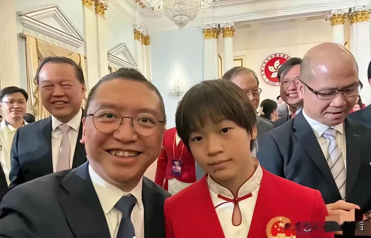 事实再次证明
你强大了
你身边的人都是优秀的
全妹这次随队来港访问
获得很多大佬